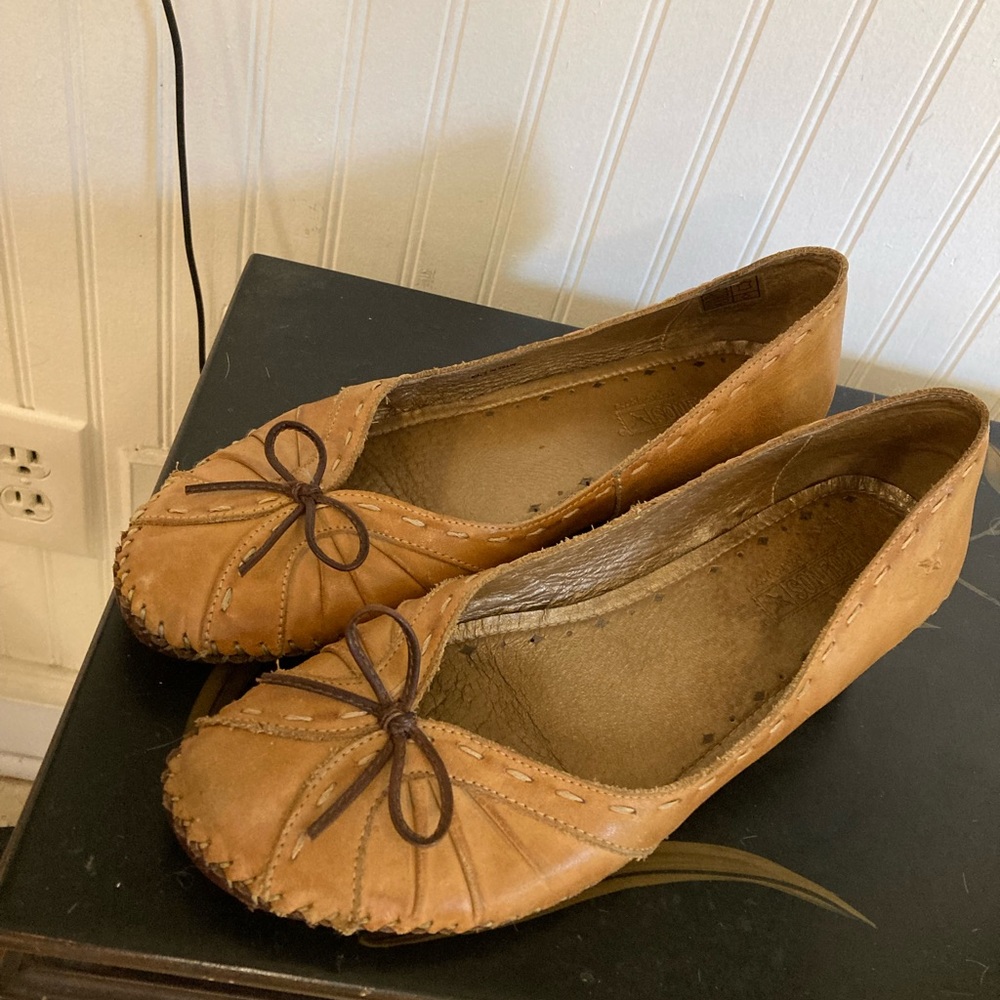 Beautiful gently used tan Pikolinos size 40